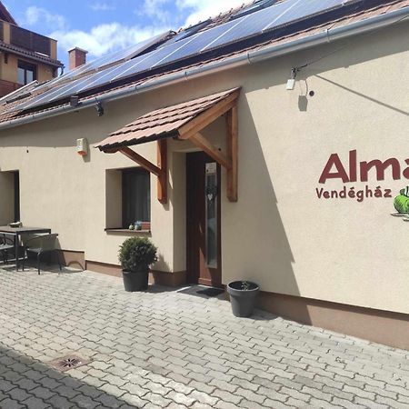 Alma Vendeghaz Hotel Veszprém Buitenkant foto