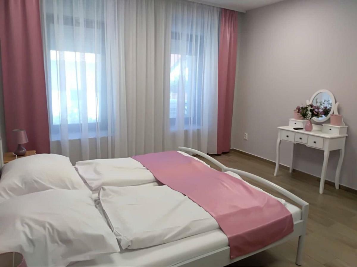 Alma Vendeghaz Hotel Veszprém Buitenkant foto