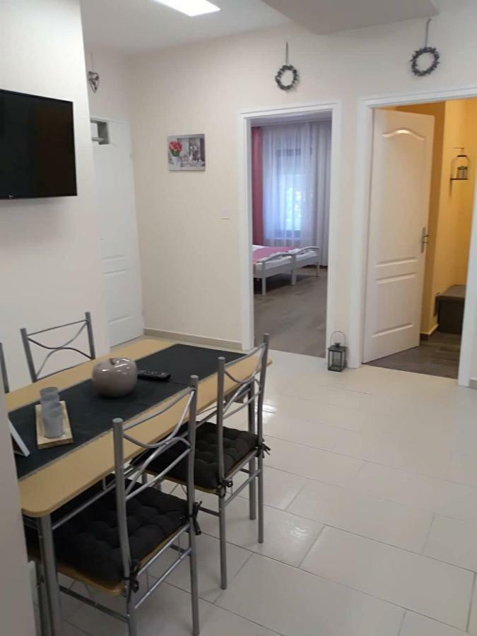Alma Vendeghaz Hotel Veszprém Buitenkant foto